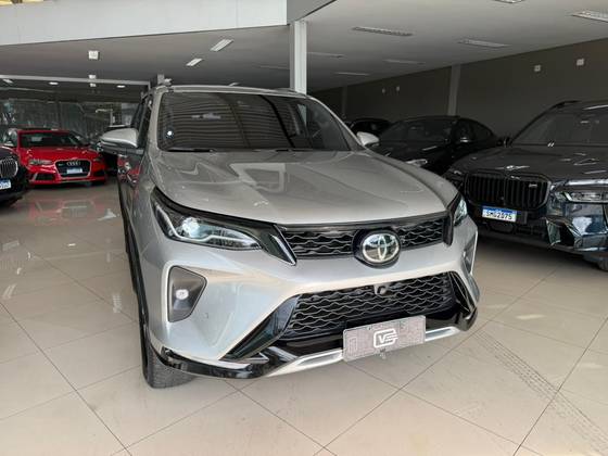 TOYOTA HILUX SW4 2.8 D-4D TURBO DIESEL SRX PLATINUM 7L 4X4 AUTOMÁTICO
